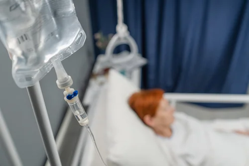 Пациент лечится от алкогольной зависимости принудительно и лежит под капельницей